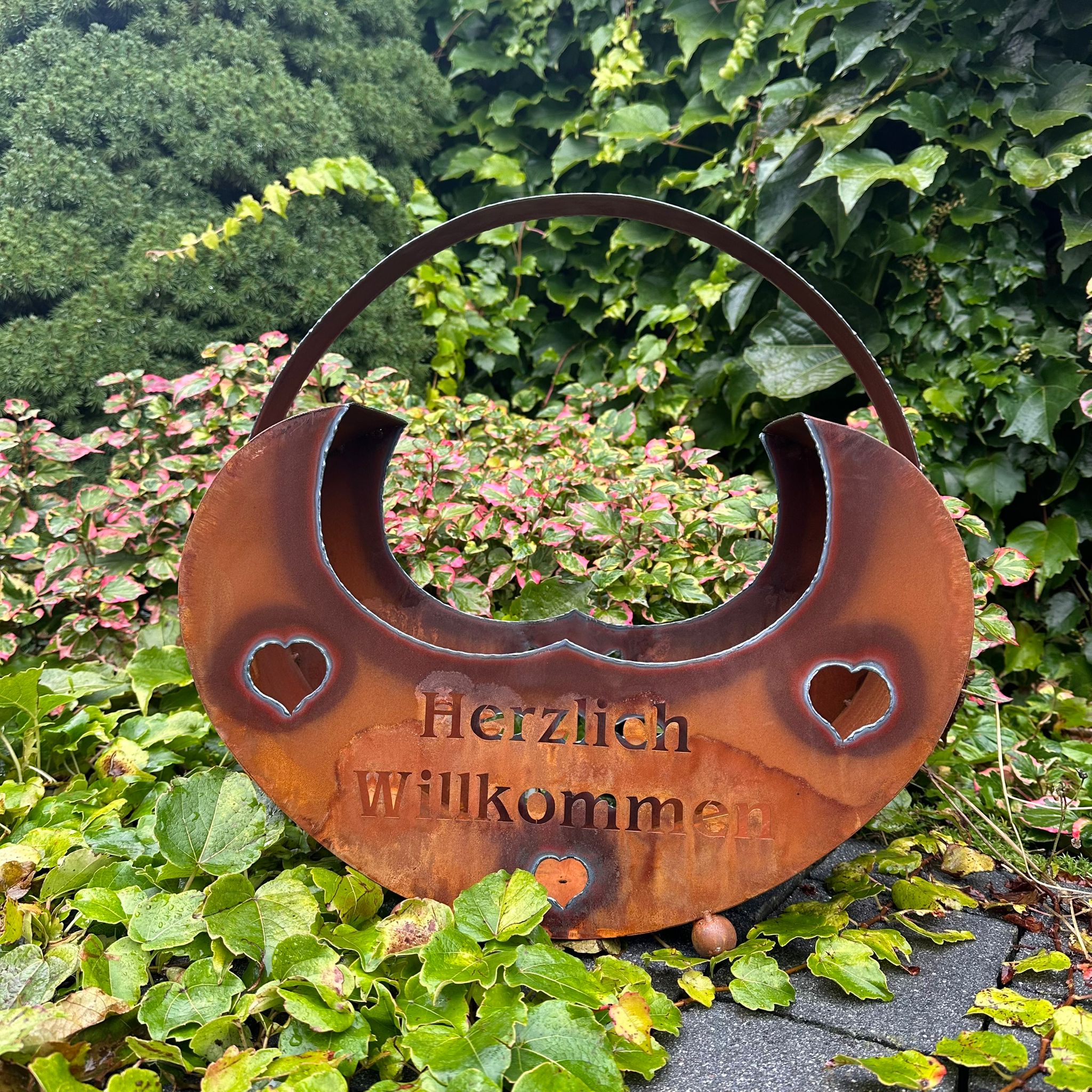 Halbmond-Dekotasche mit Herzen „Herzlich Willkommen”