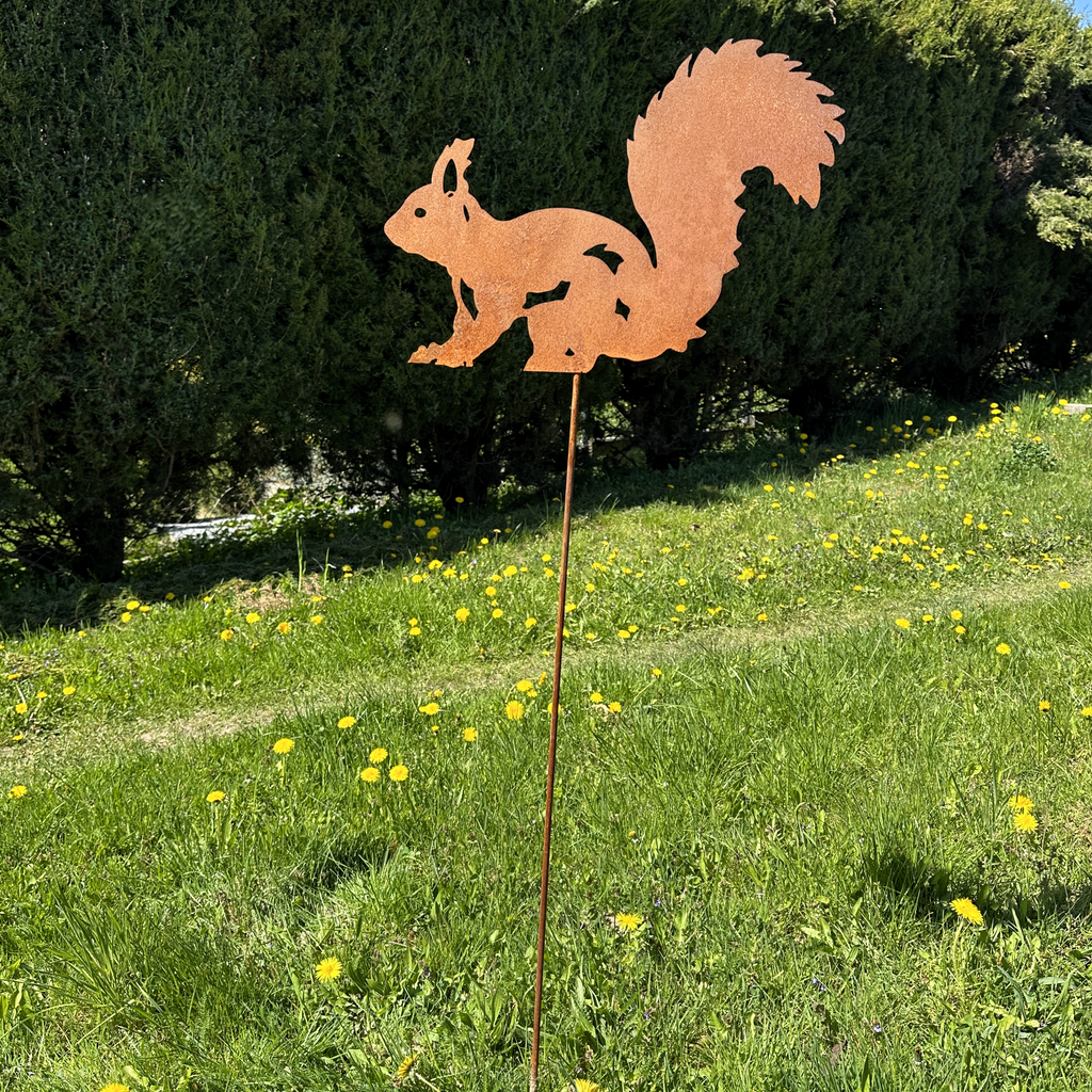 Eichhörnchen „laufend” auf Stab
