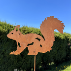 Eichhörnchen „laufend” auf Stab